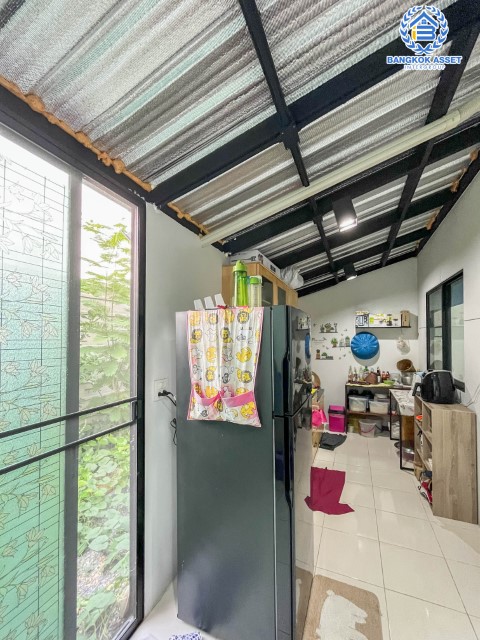 ทาวน์เฮ้าส์มือสองย่านนนทบุรี โครงการ เปี่ยมสุข S-Gate แจ้งวัฒนะ-กาญจนาภิเษก เนื้อที่มากถึงเกือบ 28 ตร.ว. ฟังก์ชัน 3 ห้องนอน 2 ห้องน้ำ 2 ที่จอดรถ บนทำเลเดินทางสะดวก เชื่อมต่อถ.กาญจนาภิเษก, ถ.ราชพฤกษ์, ถ.345 ใกล้รถไฟฟ้าสายสีม่วง "สถานีคลองบางไผ่" และทางด่วน "กาณจนาภิเษก"